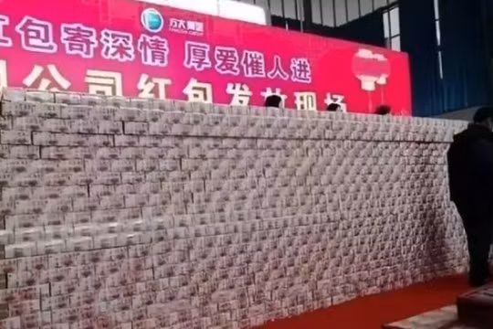 Bức tường tiền mặt tại bữa tiệc tất niên của Công ty Thép Fangda. Ảnh: Singtao.