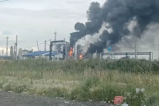 Nhà máy lọc dầu Omsk lớn nhất Nga bị cháy và phải ngừng hoạt động do UAV Ukraine đánh trúng. Ảnh: Reuters.