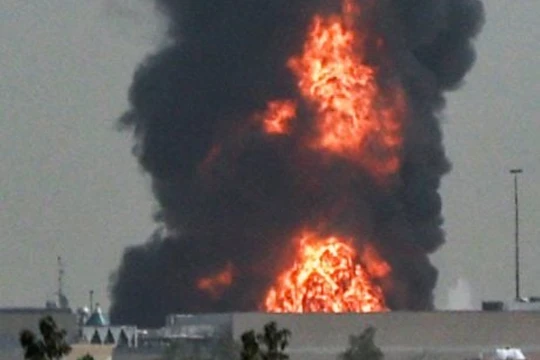 Bồn chứa nhiên liệu cạnh sân bay bốc cháy dữ dội do bị UAV cảm tử tấn công sáng 16/3. Ảnh: AFP.
