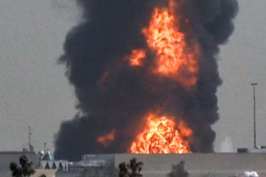 Bồn chứa nhiên liệu cạnh sân bay bốc cháy dữ dội do bị UAV cảm tử tấn công sáng 16/3. Ảnh: AFP.