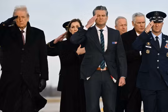 Tổng thống Trump, Bộ trưởng Chiến tranh Hegseth và Chủ tịch Hội đồng TMT Liên quân Caine tại lễ đón thi thể quân nhân Mỹ thiệt mạng từ Trung Đông về. Ảnh: Getty.