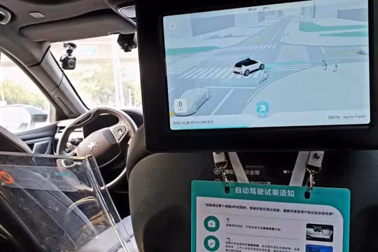 Keith Bradsher trải nghiệm đi taxi tự hành ở Vũ Hán. Ảnh: NYT.