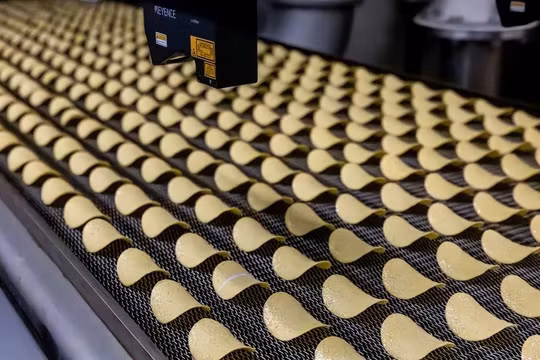 Nhà sản xuất Pringles là Kellanova đã hợp tác với Siemens sử dụng AI trong dây chuyền sản xuất khoai tây chiên đóng lon. Ảnh: Creaders.