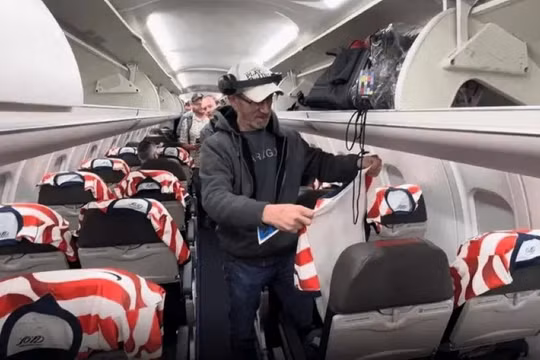 Hành khách trên chuyến bay của hãng hàng không American Airlines vui mừng khi được hãng tặng áo đấu và quà lưu niệm chủ đề World Cup. Ảnh: Worldjournal.