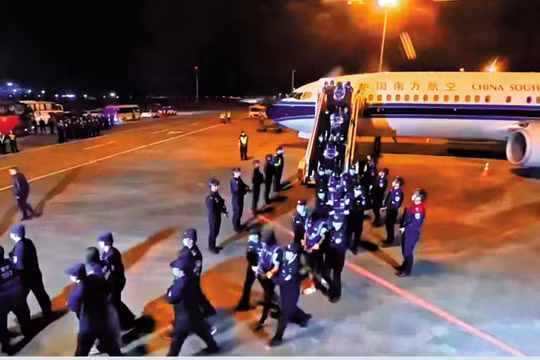 Từ 2025 đến nay đã có hơn 7.600 nghi phạm lừa đảo người Trung Quốc bị bắt ở Myanmar đưa về nước. Ảnh: TKWW.