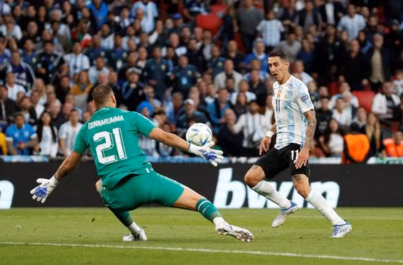 Di Maria với pha xỉa bóng rất đẹp nâng tỉ số lên 2-0 phút 45+1 - Ảnh: Reuters Di Maria với pha xỉa bóng rất đẹp nâng tỉ số lên 2-0 phút 45+1 - Ảnh: Reuters