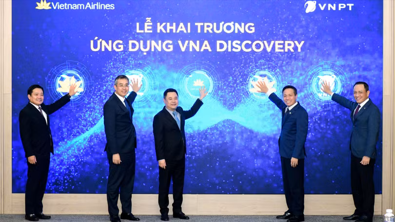 Lãnh đạo Vietnam Airlines và VNPT nhấn nút khai trương ứng dụng VNA Discovery.