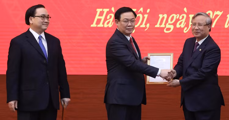 Thường trực Ban Bí thư Trần Quốc Vượng trao Quyết định của Bộ Chính trị phân công Phó Thủ tướng Vương Đình Huệ làm Bí thư Thành ủy Hà Nội nhiệm kỳ 2015-2020. Ảnh: chinhphu.vn