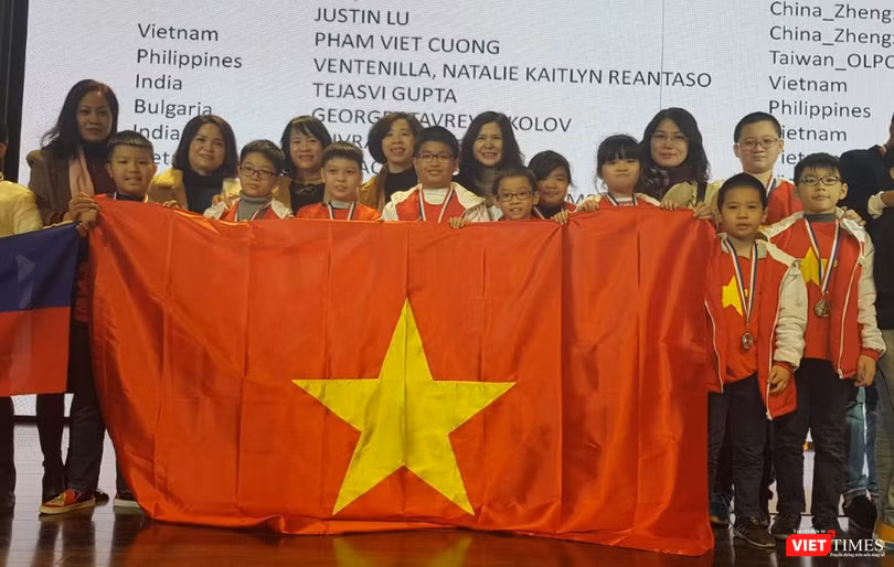 Các học sinh trường Tiểu học Thăng Long nhận huy chương tại WMTC lần thứ 10 tại Seoul – Hàn Quốc.