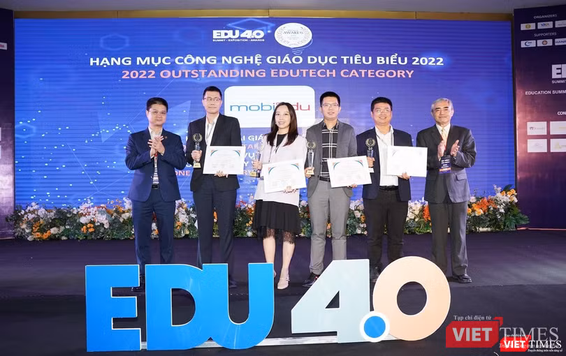 Chủ tịch Nguyễn Minh Hồng và Phó Cục trưởng Cục CNTT (Bộ Giáo dục và Đào tạo) trao chứng nhận Công nghệ giáo dục tiêu biểu 2022 cho các đại diện của Trí Nam Group, Elsa, VTC Online, MobiFone. Chủ tịch Nguyễn Minh Hồng và Phó Cục trưởng Cục CNTT (Bộ Giáo dục và Đào tạo) trao chứng nhận Công nghệ giáo dục tiêu biểu 2022 cho các đại diện của Trí Nam Group, Elsa, VTC Online, MobiFone.