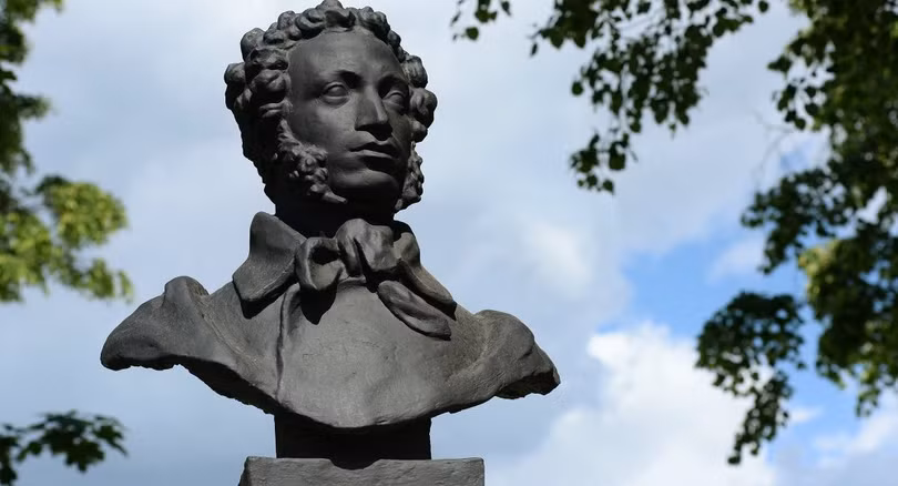 Con chó phát hiện tập thơ cổ có bút tích của Pushkin