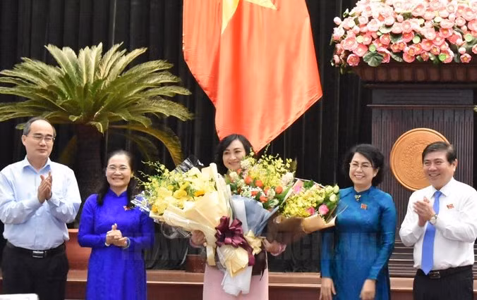 Lãnh đạo TP.HCM chúc mừng đồng chí Phan Thị Thắng.
