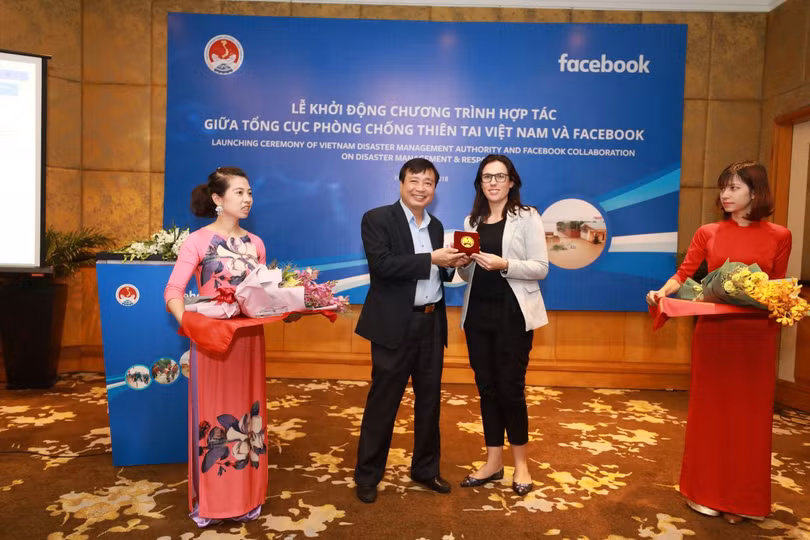 Bà Clair Deevy, Giám đốc Cộng đồng của Facebook tại khu vực Châu Á - Thái Bình Dương và ông Trần Quang Hoài, Tổng cục trưởng Tổng cục Phòng, chống thiên tai tại Lễ phát động. Bà Clair Deevy, Giám đốc Cộng đồng của Facebook tại khu vực Châu Á - Thái Bình Dương và ông Trần Quang Hoài, Tổng cục trưởng Tổng cục Phòng, chống thiên tai tại Lễ phát động.