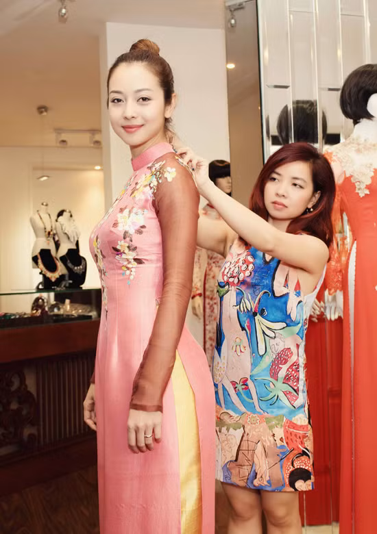 Tranh thủ dịp này, Hoa hậu châu Á tại Mỹ 2006 cũng được nhà thiết kế Liên Hương tư vấn, chọn áo dài để diện làm MC trong một số event. Tranh thủ dịp này, Hoa hậu châu Á tại Mỹ 2006 cũng được nhà thiết kế Liên Hương tư vấn, chọn áo dài để diện làm MC trong một số event.