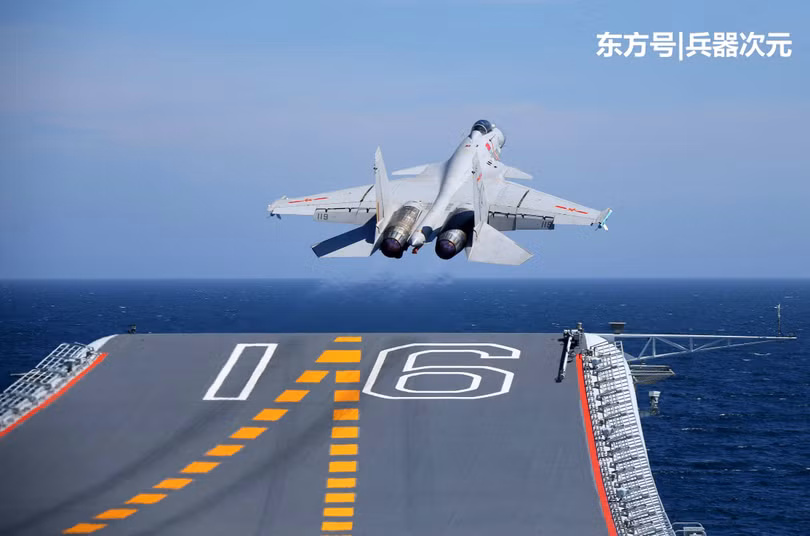 Chiếc J-15 đang cất cánh từ tàu Liêu Ninh Chiếc J-15 đang cất cánh từ tàu Liêu Ninh