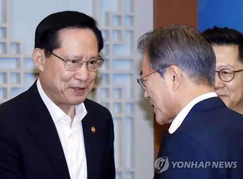 Tổng thống Moon Jae-in và Bộ trưởng Quốc phòng Song Young-moo Tổng thống Moon Jae-in và Bộ trưởng Quốc phòng Song Young-moo