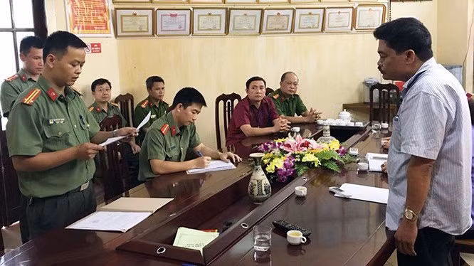 Cơ quan an ninh đọc lệnh bắt ông Nguyễn Thanh Hoài sinh năm 1969, Trưởng phòng Khảo thí và Quản lý chất lượng giáo dục, thuộc Sở GDĐT tỉnh, vì liên quan vụ sửa để nâng điểm 330 bài thi THPT ở tỉnh này. Cơ quan an ninh đọc lệnh bắt ông Nguyễn Thanh Hoài sinh năm 1969, Trưởng phòng Khảo thí và Quản lý chất lượng giáo dục, thuộc Sở GDĐT tỉnh, vì liên quan vụ sửa để nâng điểm 330 bài thi THPT ở tỉnh này.