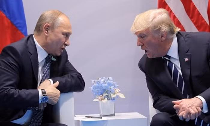 Donald Trump trong kinh doanh cũng lãng mạn và liều một cách rất tự tin như trong các kế sách chính trị của ông ấy Donald Trump trong kinh doanh cũng lãng mạn và liều một cách rất tự tin như trong các kế sách chính trị của ông ấy
