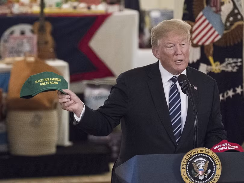 Ông Donald Trump và chiếc mũ in dòng chữ 'Làm cho người nông dân vĩ đại trở lại' Ông Donald Trump và chiếc mũ in dòng chữ 'Làm cho người nông dân vĩ đại trở lại'