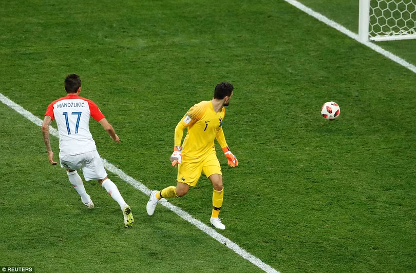 Thủ môn Hugo Lloris của đội tuyển Pháp đã giúp Mario Mandzukic chuộc lỗi bằng pha phá bóng hết sức ngớ ngẩn biếu không cho Croatia bàn thắng rút ngắn tỷ số xuống còn 2-4.