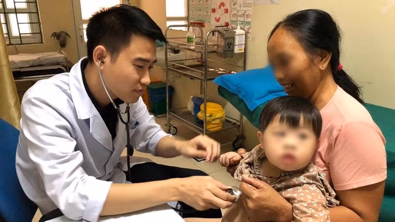 Bác sĩ của Bệnh viện E khám bệnh tại Lai Châu.