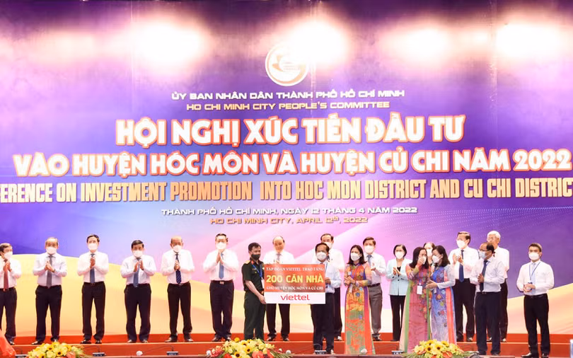 Chủ tịch - Tổng Giám đốc Viettel trao tặng 200 căn nhà tình nghĩa cho hai huyện Hóc Môn và Củ Chi.