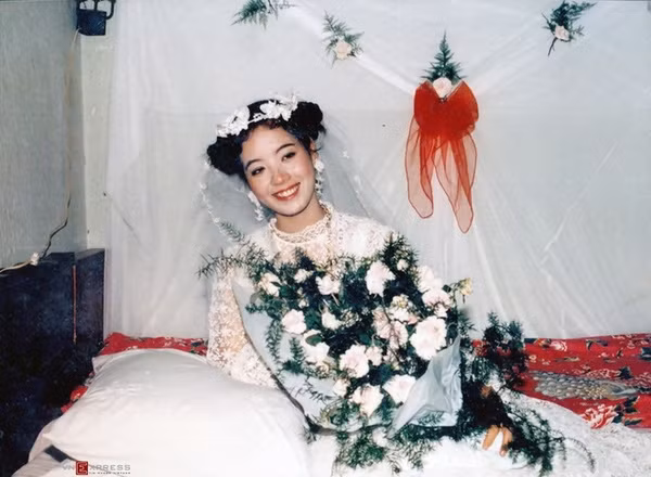 Cô dâu Chiều Xuân xinh đẹp với đôi má ửng hồng, lông mày lá liễu mảnh mai, ánh mắt thu hút cùng đôi môi đỏ tươi quyến rũ.