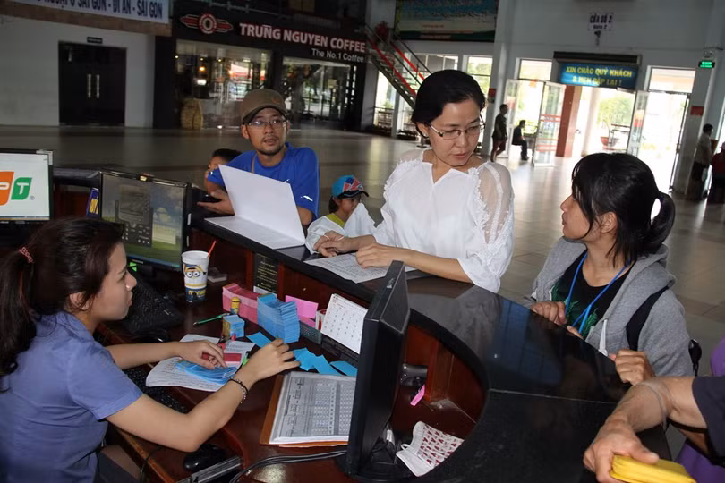 Tàu ngoại ô Sài Gòn - Dĩ An đắt khách ngày nghỉ lễ ảnh 9