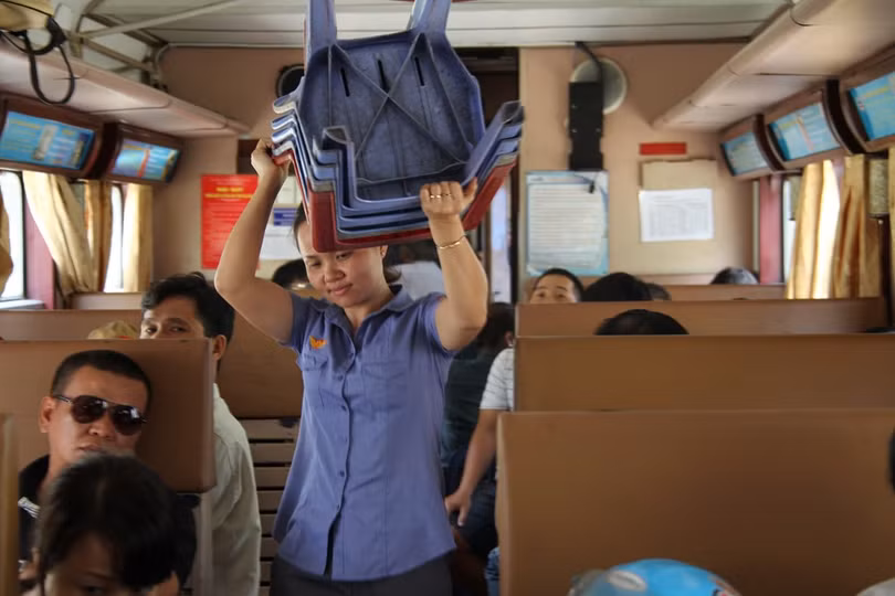 Tàu ngoại ô Sài Gòn - Dĩ An đắt khách ngày nghỉ lễ ảnh 6