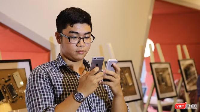 Các smartphone được cài đặt Bluezone có thể giao tiếp với nhau trong khoảng cách 2m, ghi nhận sự tiếp xúc gần, vào lúc nào và trong bao lâu. Ảnh minh họa.