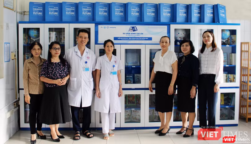 Liên Chi hội Bảo vệ Quyền trẻ em Quảng Ninh bàn giao “Tủ sách xanh cho em” tại Khoa Nhi - Bệnh viện Đa khoa tỉnh Quảng Ninh. Liên Chi hội Bảo vệ Quyền trẻ em Quảng Ninh bàn giao “Tủ sách xanh cho em” tại Khoa Nhi - Bệnh viện Đa khoa tỉnh Quảng Ninh.