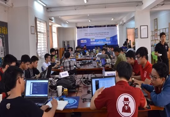 Vòng chung khảo cuộc thi “Sinh viên với An toàn thông tin 2017” là cuộc tranh tài của 10 đội thi xuất sắc nhất vòng Sơ khảo diễn ra ngày 4/11 tại Hà Nội, Đà Nẵng và TP.HCM. Ảnh: VNISA.
