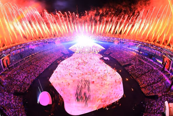 Sân vận động Maracana được phủ bởi những mà sắc huyền ảo của pháo hoa và ánh sáng.