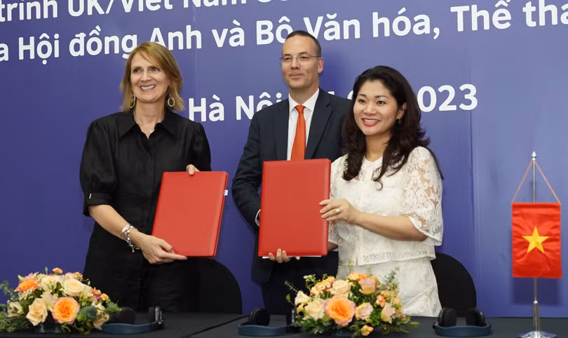 Ông Scott McDonald, TGĐ Hội đồng Anh toàn cầu (giữa) chứng kiến lễ ký kết hợp tác giữa Cục Hợp tác Quốc tế (Bộ VH, TT&DL) và Hội đồng Anh tại Việt Nam. 