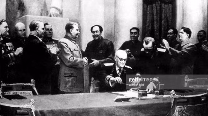 Mao Trạch Đông cả đời chỉ ra nước ngoài có hai lần và cả 2 lần đều đến Liên Xô. Trong đó, lần đầu tiên là vào tháng 12/1949, Mao Trạch Đông gặp Stalin ký “Hiệp ước Hữu hảo đồng minh hỗ trợ Trung Quốc-Liên Xô”. Mao Trạch Đông cả đời chỉ ra nước ngoài có hai lần và cả 2 lần đều đến Liên Xô. Trong đó, lần đầu tiên là vào tháng 12/1949, Mao Trạch Đông gặp Stalin ký “Hiệp ước Hữu hảo đồng minh hỗ trợ Trung Quốc-Liên Xô”.