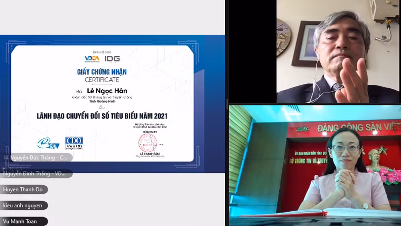 Bà Lê Ngọc Hân – Giám đốc Sở Thông tin và Truyền thông tỉnh Quảng Ninh được vinh danh Lãnh đạo Chuyển đổi số tiêu biểu, với sự chứng kiến của ông Nguyễn Minh Hồng - Chủ tịch Hội đồng bình chọn.