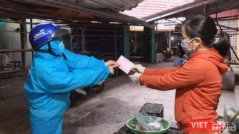 Nhiều người dân đi chợ còn lên sẵn danh sách đồ cần mua để rút ngắn thời gian đi chợ, hạn chế lây nhiễm COVID-19.