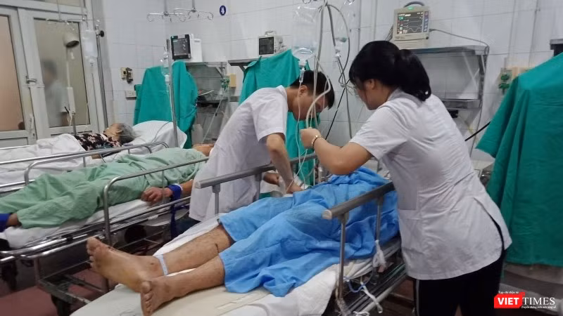 Bác sĩ của Bệnh viện Hữu nghị Việt Đức cấp cứu cho nạn nhân tai nạn giao thông.