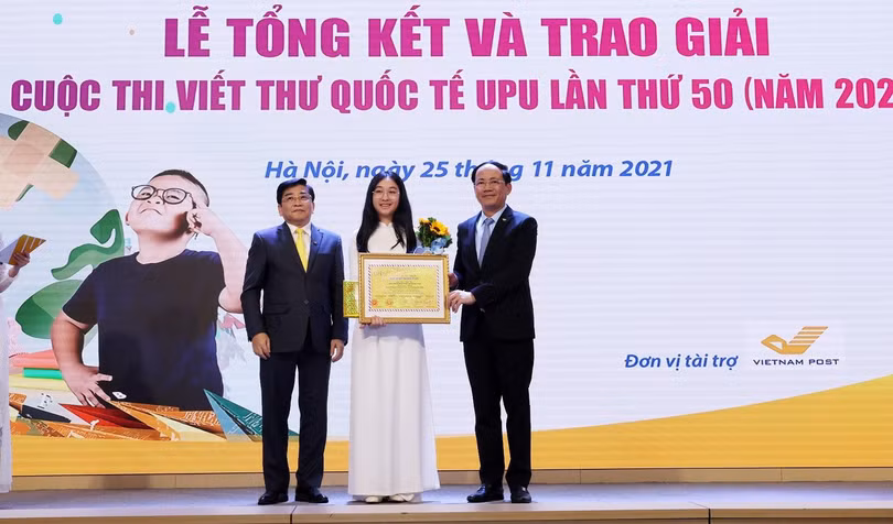 Ông Phạm Anh Tuấn - Thứ trưởng Bộ Thông tin và Truyền thông, Trưởng Ban Tổ chức cuộc thi và ông Nguyễn Hải Thanh - Chủ tịch HĐTV TCT Bưu điện Việt Nam trao Giấy chứng nhận giải Nhất quốc gia và phần thưởng của Ban Tổ chức.