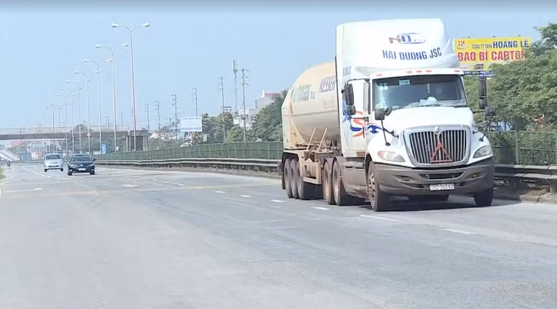 Trong thời gian thực hiện cách ly xã hội tại Hải Dương, các phương tiện thông thường không được lưu thông trên quốc lộ 5. Ảnh: VietTimes.