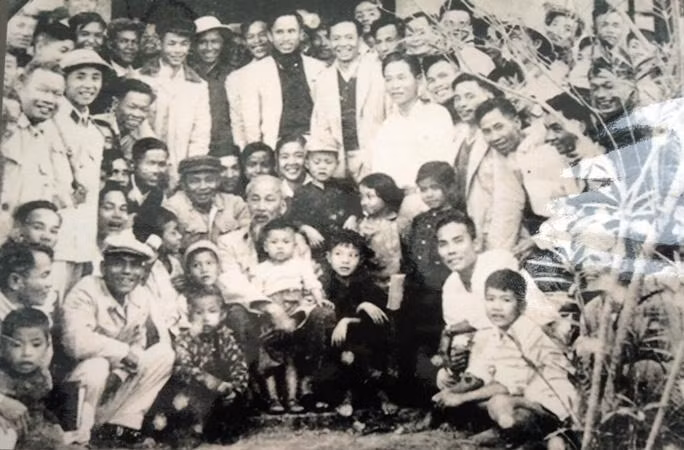 Ngày 12/12/1961 Bác về thăm Thanh Hóa lần thứ tư. Trong ảnh Bác Hồ chụp ảnh lưu niệm với Văn phòng Tỉnh ủy Thanh Hóa và các cháu thiếu niên nhi đồng. Ngày 12/12/1961 Bác về thăm Thanh Hóa lần thứ tư. Trong ảnh Bác Hồ chụp ảnh lưu niệm với Văn phòng Tỉnh ủy Thanh Hóa và các cháu thiếu niên nhi đồng.
