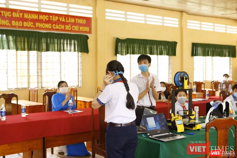 Các em học sinh trường THCS Hiếu Phụng, huyện Vũng Liêm, tỉnh Vĩnh Long trình bày sản phẩm thực hiện từ việc tham khảo mẫu thiết kế nguồn mở và sử dụng máy in 3D với những sản phẩm thực tế liên quan phụ kiện khẩu trang tiện lợi dành cho nhân viên y tế tuyến đầu chống dịch và máy trợ thở. Các em học sinh trường THCS Hiếu Phụng, huyện Vũng Liêm, tỉnh Vĩnh Long trình bày sản phẩm thực hiện từ việc tham khảo mẫu thiết kế nguồn mở và sử dụng máy in 3D với những sản phẩm thực tế liên quan phụ kiện khẩu trang tiện lợi dành cho nhân viên y tế tuyến đầu chống dịch và máy trợ thở.