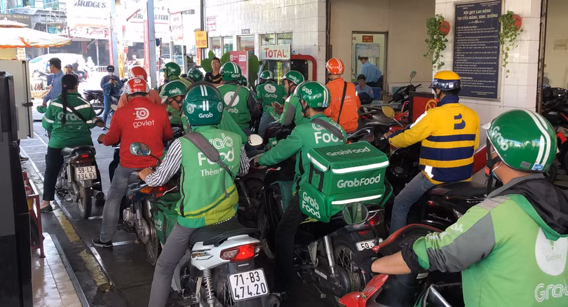 Nhiều tài xế công nghệ tranh thủ đổ xăng bằng ví MoMo để được giảm giá.