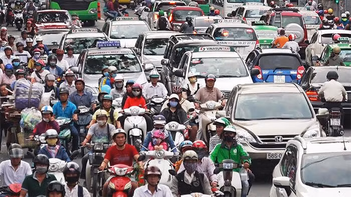 Lượng người đổ về Hà Nội và TP.HCM những ngày này rất đông, khiến giao thông nhiều nơi rơi vào tình trạng ùn tắc cục bộ. Ảnh: VGP.
