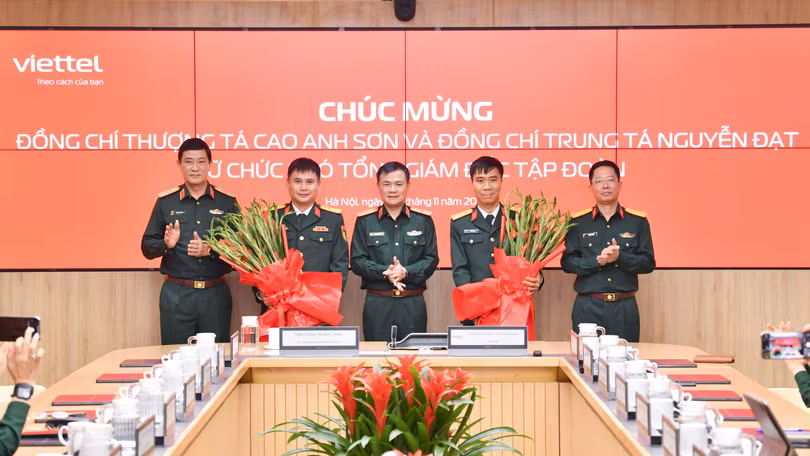 Thượng tá Cao Anh Sơn (thứ hai trái sang) và Trung tá Nguyễn Đạt (thứ hai phải sang) nhận nhiệm vụ Phó Tổng giám đốc Tập đoàn Viettel.