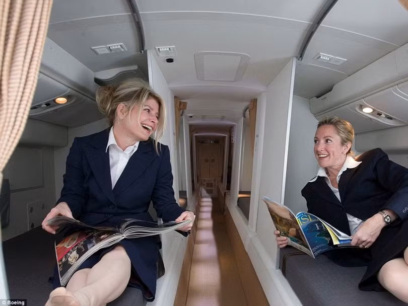 Video: Đột nhập phòng ngủ... quan tài của Boeing 777