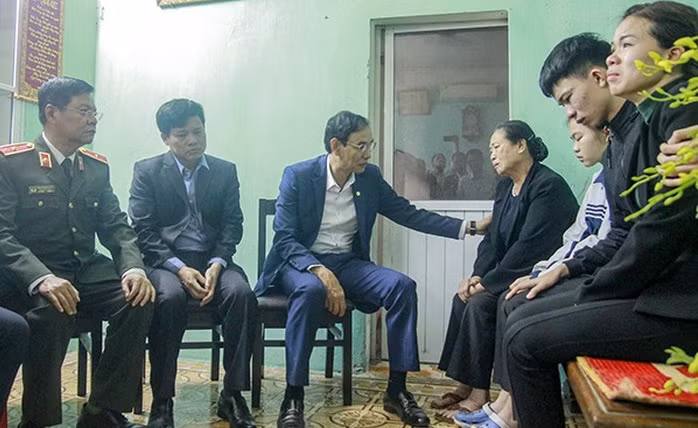 Lãnh đạo TP Hà Nội chia sẻ, động viên người thân Thượng tá Nguyễn Huy Thịnh. Ảnh: Bộ Công an.