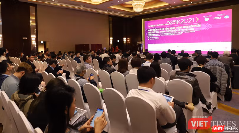 Hội thảo và triển lãm“Phát triển 5G &amp; hạ tầng băng thông rộng góp phần thúc đẩy quá trình chuyển đổi số tại Việt Nam" thu hút sự tham gia của hơn 500 đại biểu cùng 12 diễn giải trong nước và quốc tế.