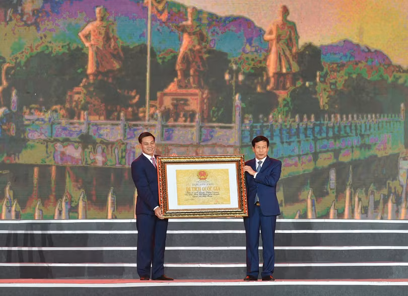 Bộ trưởng Văn hóa, Thể thao và Du lịch Nguyễn Ngọc Thiện đã trao bằng xếp hạng Khu di tích Bạch Đằng Giang là di tích lịch sử quốc gia cho lãnh đạo thành phố Hải Phòng.