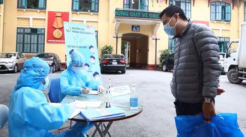 Bệnh viện đã tiến hành đo thân nhiệt và khai báo y tế cho người bệnh, người nhà người bệnh và nhân viên y tế khi đến viện tại tất cả các cổng của Bệnh viện. Ảnh: BV HN Việt Đức
